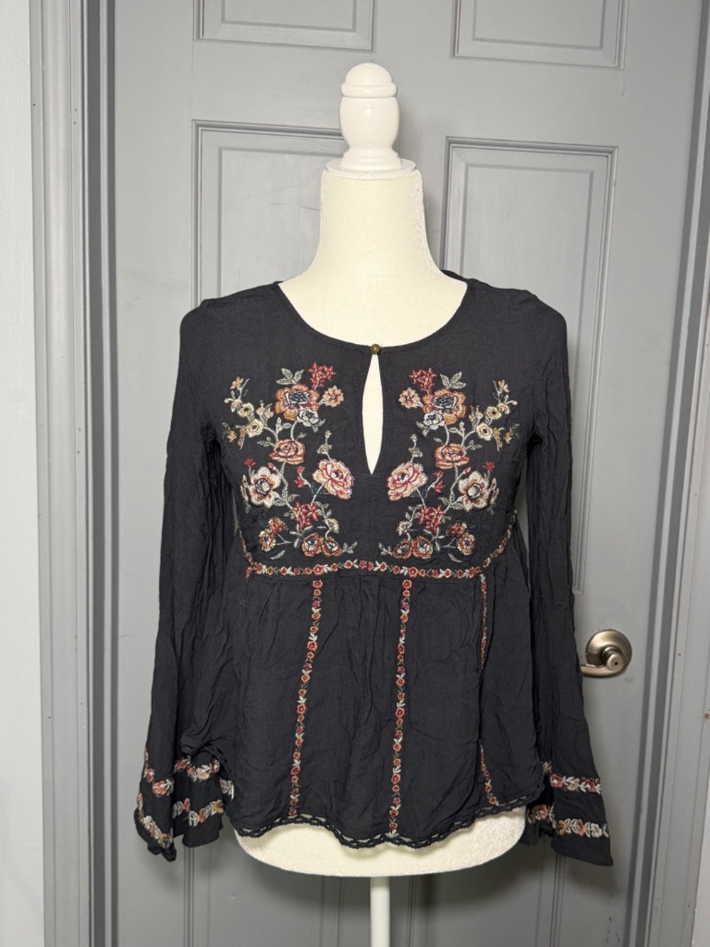 American Eagle Boho Embroidered Bell Sleeve Peasant Top Small